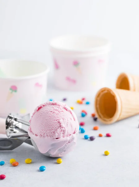 Мороженое на столе — стоковое фото