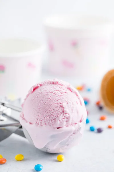 Мороженое на столе Лицензионные Стоковые Изображения
