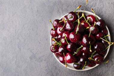 Taze kiraz su bir masada bırakır. Makro