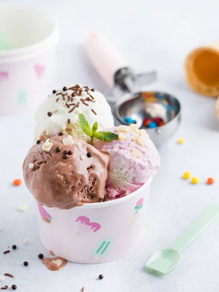 Zmrzlina na stůl — Stock fotografie