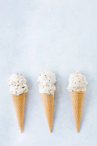 Kornouty na zmrzlinu ořech na stůl — Stock fotografie
