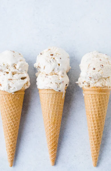 Конусы из орехового мороженого на столе — стоковое фото