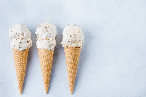 Конусы из орехового мороженого на столе — стоковое фото