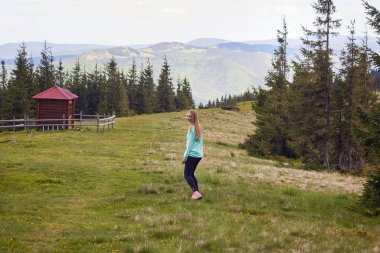 Genç bayan dağlarda dinleniyor.