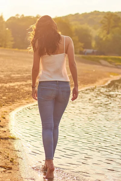 Göl kenarında yürüyen kız