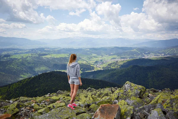 Uzun yürüyüşe çıkan kimse sırt üstünde belgili tanımlık dağ tepe kadınla. Spor ve aktif bir yaşam konsepti