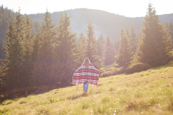 Genç bayan dağlarda dinleniyor.