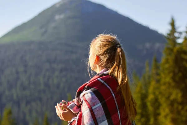 Молодая женщина отдыхает в горах — стоковое фото