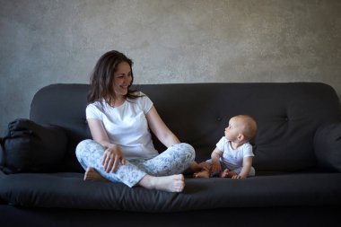 Anne ve kızı odasında oynarken