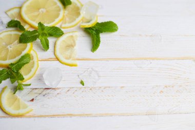 Beyaz ahşap zemin üzerinde buz ile limon