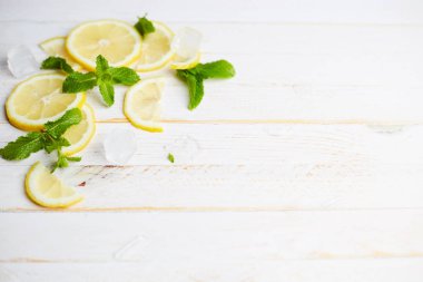 Beyaz ahşap zemin üzerinde buz ile limon