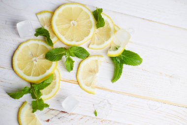 Beyaz ahşap zemin üzerinde buz ile limon