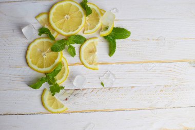 Beyaz ahşap zemin üzerinde buz ile limon