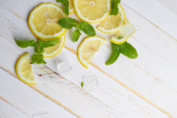 Limón con hielo sobre fondo de madera blanca —  Fotos de Stock