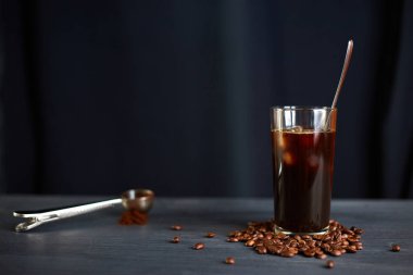 Krema ile uzun bir bardak buzlu kahve