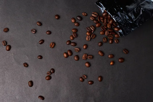 Granos de café sobre fondo negro —  Fotos de Stock