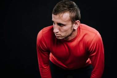 Yakışıklı kaslı sporcu sonu ayakta koyu arka plan karşı alarak. Yorgun genç Beyaz atlet zor eğitimden sonra dinlenme. Fitness ve sağlıklı yaşam konsepti.