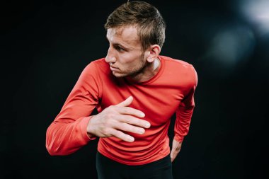 Spor salonunda hızlı hızlı eğitim atlet koşucu. Çalışan adam kaçak başarı için Sprint görüntüsünü kapatın. Kas kırmızı spor giyim sprint'te egzersiz spor modeli sprinter uygun. Beyaz fitness modeli