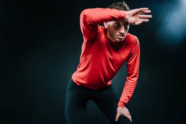 Attractiva düşünceli adam atlet spor salonunda, sert çalışmadan sonra rahatlatıcı portresi elini kafasına koydu. Kırmızı spor giyim giyen sportif adam ağrı var. Spor için yaşam tarzı ilham. Motivasyon