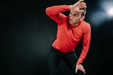 Çekici bir adam atlet spor salonunda, sert çalışmadan sonra rahatlatıcı elini kafasına koydu. Sportif adam giyen kırmızı spor giyim. Spor için yaşam tarzı ilham. Motivasyon.