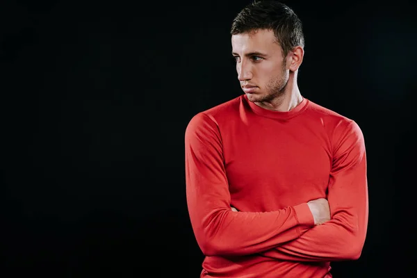 Retrato de belo desportista caucasiano vestindo sportswear vermelho e posando após exercícios em fundo escuro. Estilo de vida saudável da aptidão inspiradora, motivação desportiva . — Fotografia de Stock