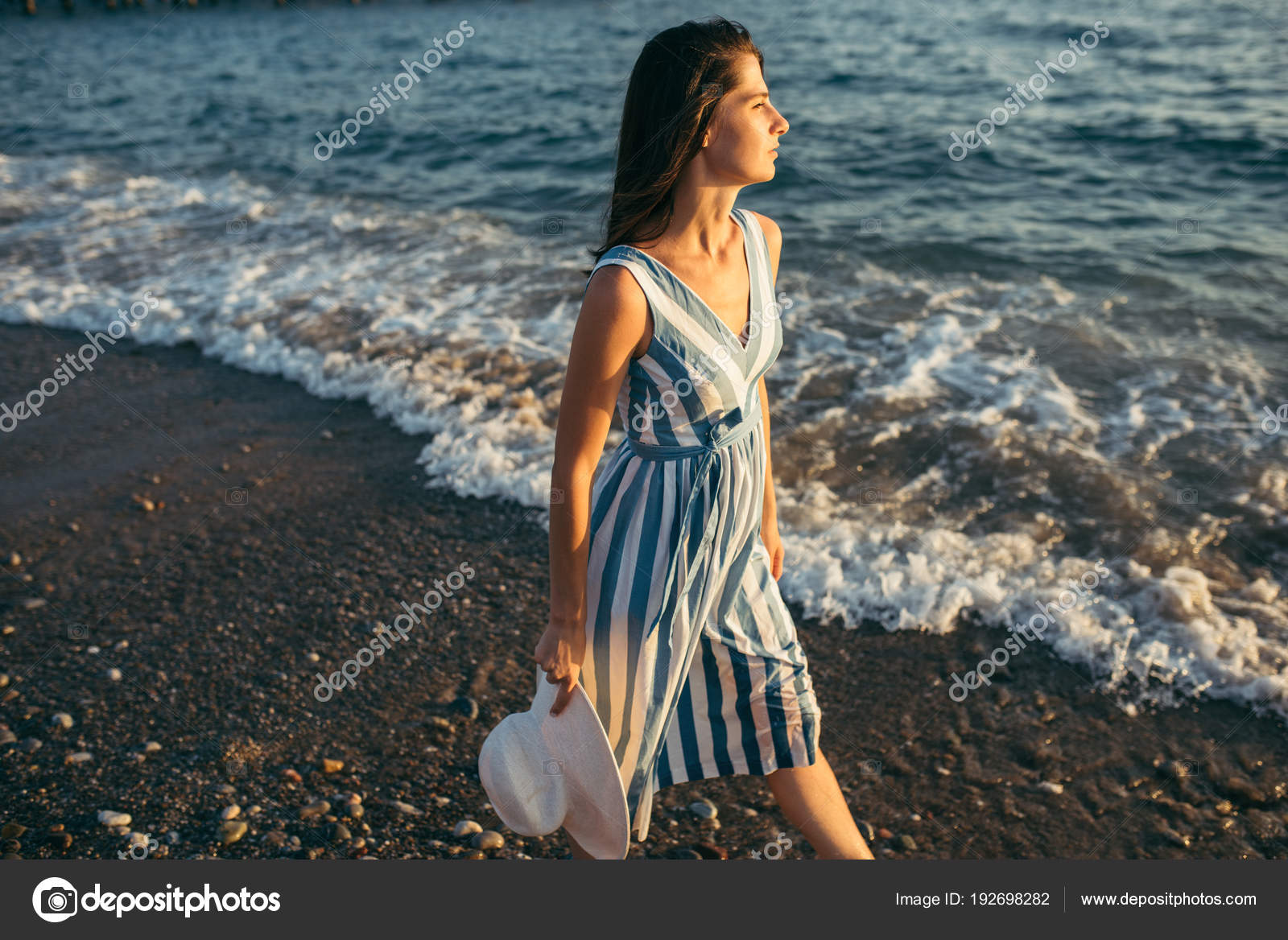 Vue Horizontale De Brune Belle Femme Marchant Le Long De La