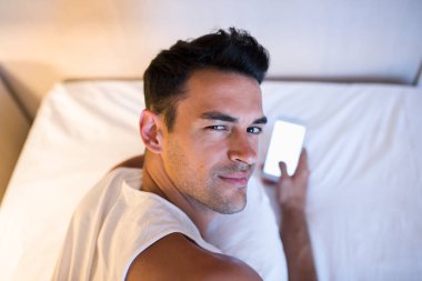 Bir cep telefonu kullanarak ve WHI mesajlaşma yakışıklı delikanlı