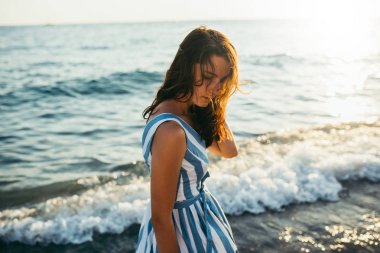 Yan görünümü bea yürüyen esmer güzel kadın portresi