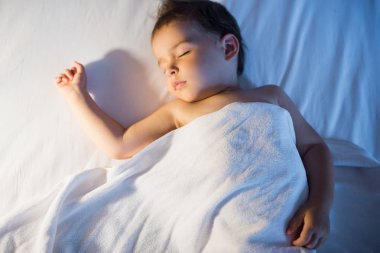 Dan yukarıda whit içinde uyuyan güzel bebek kız göster