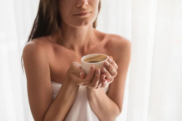 Close-up portret van de jonge vrouw op gezellige sfeer ontspannen nex — Stockfoto