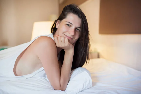 Bonita atraente jovem sorrindo mulher acordada de manhã, o — Fotografia de Stock