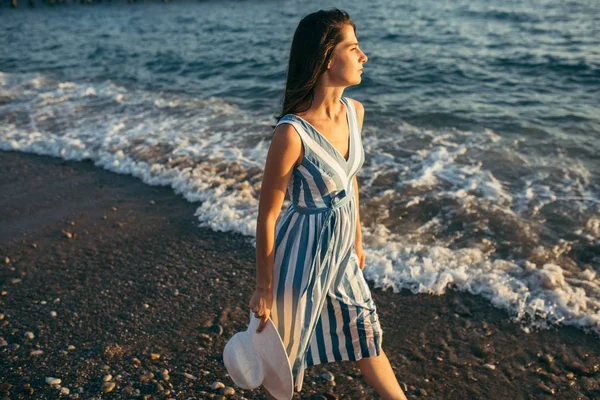 Visão horizontal da morena bela mulher andando ao longo da praia — Fotografia de Stock