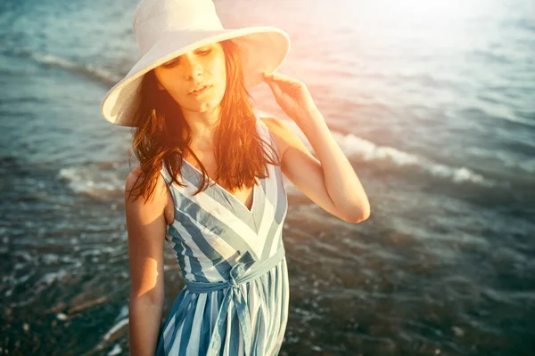 Mulher adorável e bonita com chapéu no fundo do mar. Tu... — Fotografia de Stock