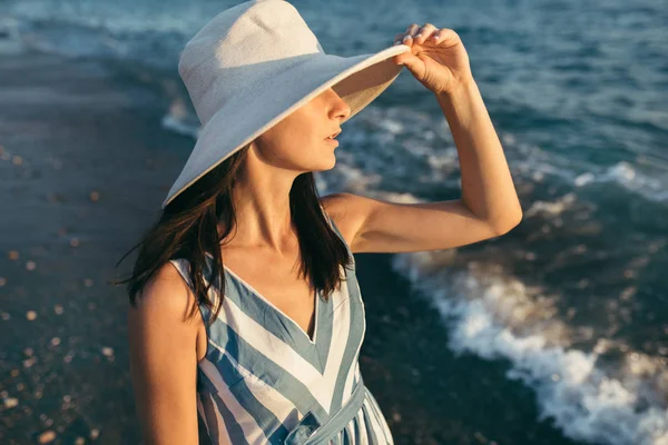 Привлекательный портрет брюнетки красивой женщины в белой шляпе l — стоковое фото