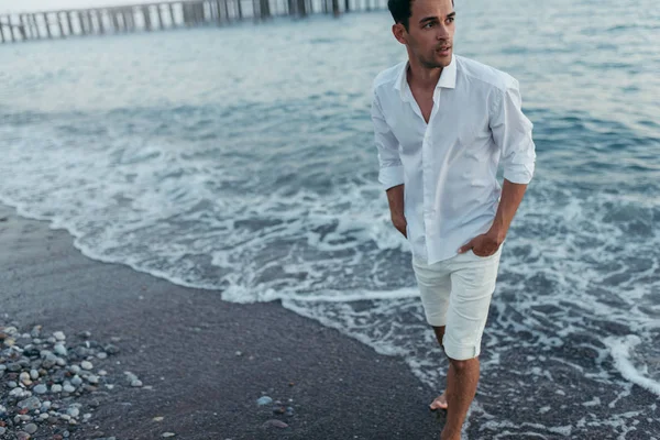 Горизонтально привлекательный обрезанный мужчина в белой рубашке и брюках — стоковое фото