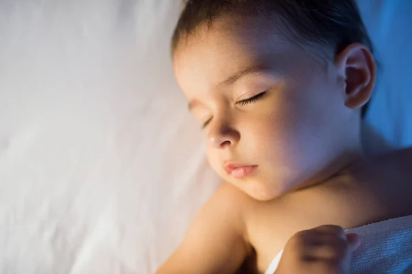 Vista desde arriba retrato de cerca de la adorable niña durmiendo — Foto de Stock