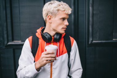 İnsanlar, teknoloji, yaşam biçimi kavramı. Yakışıklı Cauc portresi