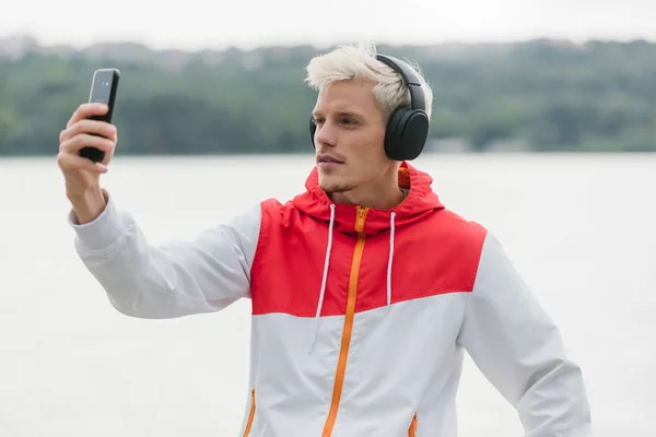 Módní hipster mladý muž v módní zip hoodie a l — Stock fotografie