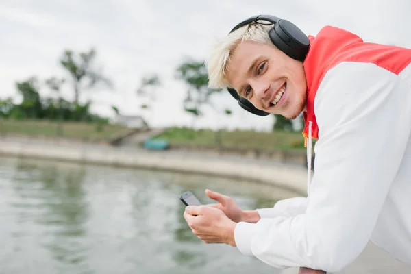 Portret atrakcyjny Kaukaska uśmiechnięty mężczyzna sportowiec zrelaksować się po — Zdjęcie stockowe