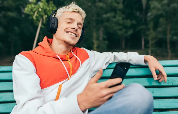 Блондинка європейських юнак користуються і прослуховування музики на headpho — стокове фото