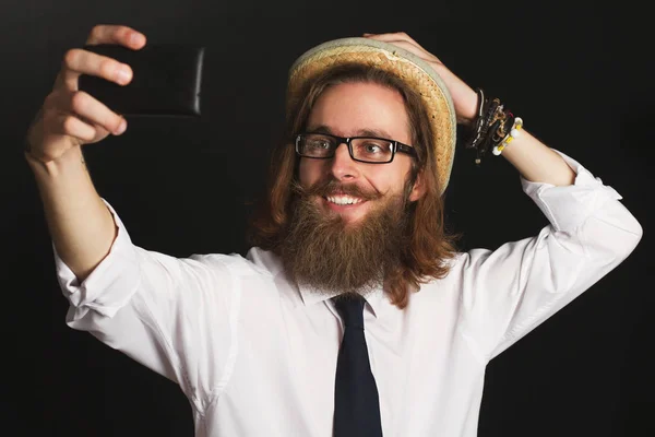 Hipster businessman with glasses and hat taking self portraits w — Stock Photo, Image