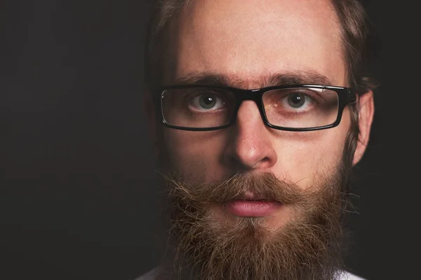 Primer plano elegante joven hombre de negocios con barba larga s en —  Fotos de Stock