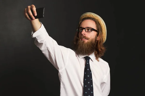 Hipster businessman with glasses and hat taking self portraits w — Stock Photo, Image