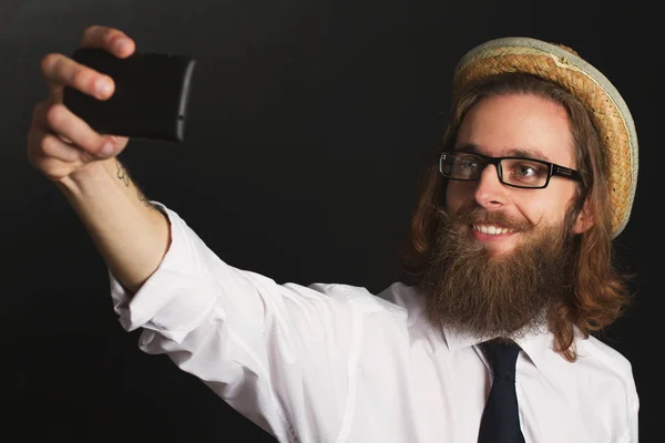 Hipster hombre de negocios con gafas y sombrero tomando autorretratos w — Foto de Stock