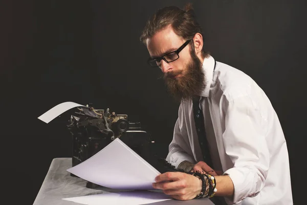 Bonito jovem hipster empresário pensando e escrevendo com vin — Fotografia de Stock