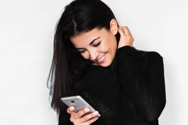 Retrato no perfil de atraente jovem mulher feliz usando inteligente — Fotografia de Stock