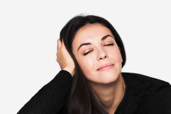 Primer plano retrato de morena linda mujer de ensueño con la mano en hai —  Fotos de Stock