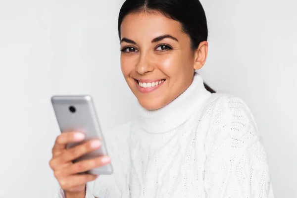 Retrato de atraente jovem mulher feliz com telefone celular com — Fotografia de Stock