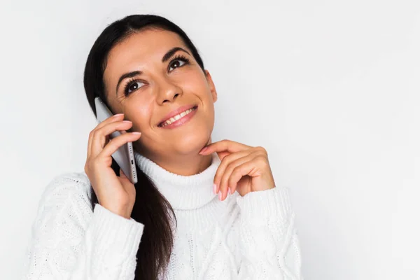 Belo retrato de atraente jovem mulher feliz com p móvel — Fotografia de Stock