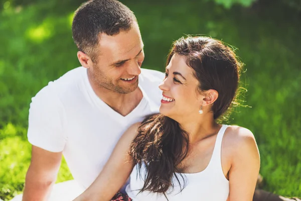 Close up portrait of beautiful couple in love sitting on a picni — Stock Photo, Image